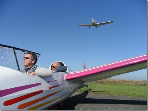 07  Nog even wachten tot dat motorvliegtuig geland is