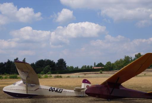 77  Oldtimers in line for take off